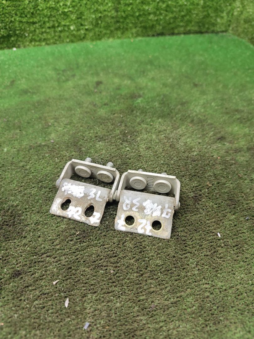 петля крышки багажника Mazda 323 5 поколение 1998, 1.5 л., бензин, МКПП, хетчбэк 3 дв. - фото №1