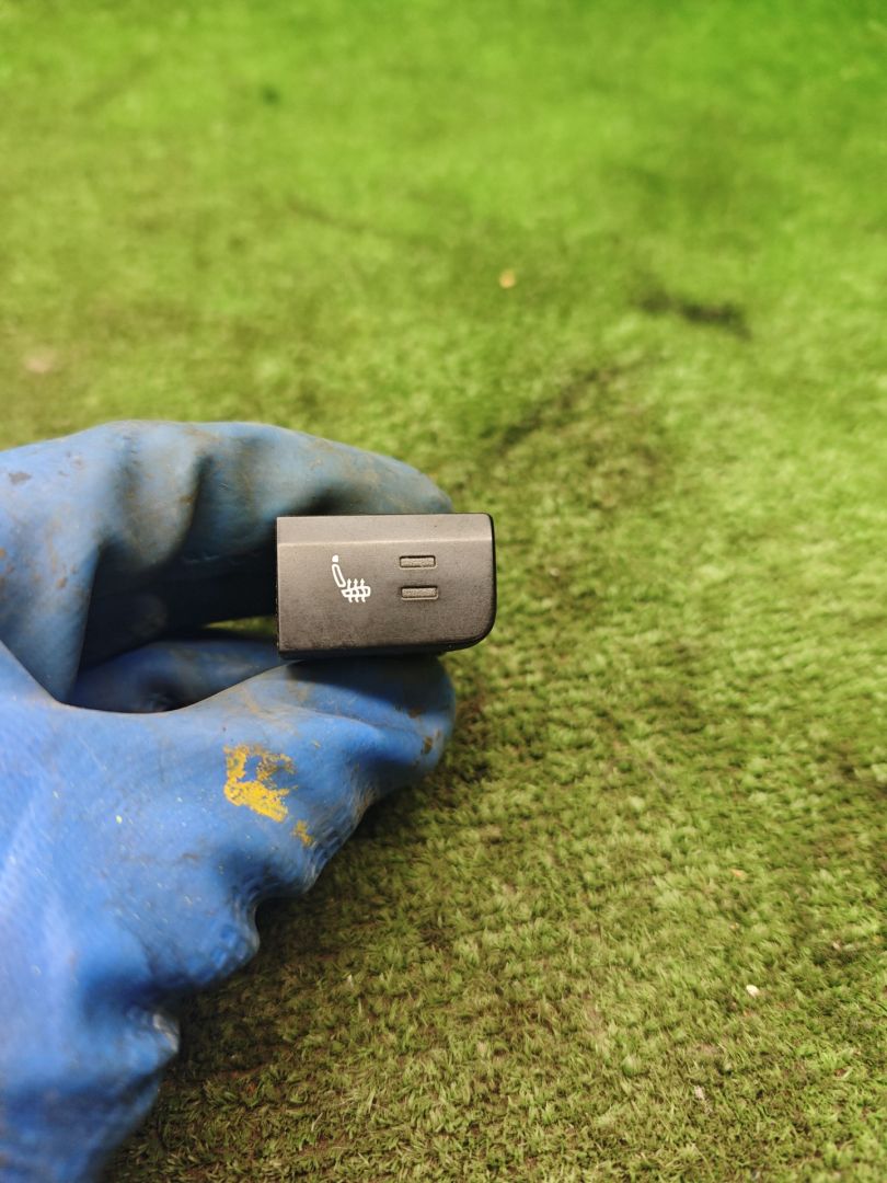 кнопка обогрева сидений Volkswagen Polo Sedan 1 поколение 2015, 1.6 л., МКПП, седан, 6R0963564A - фото №1