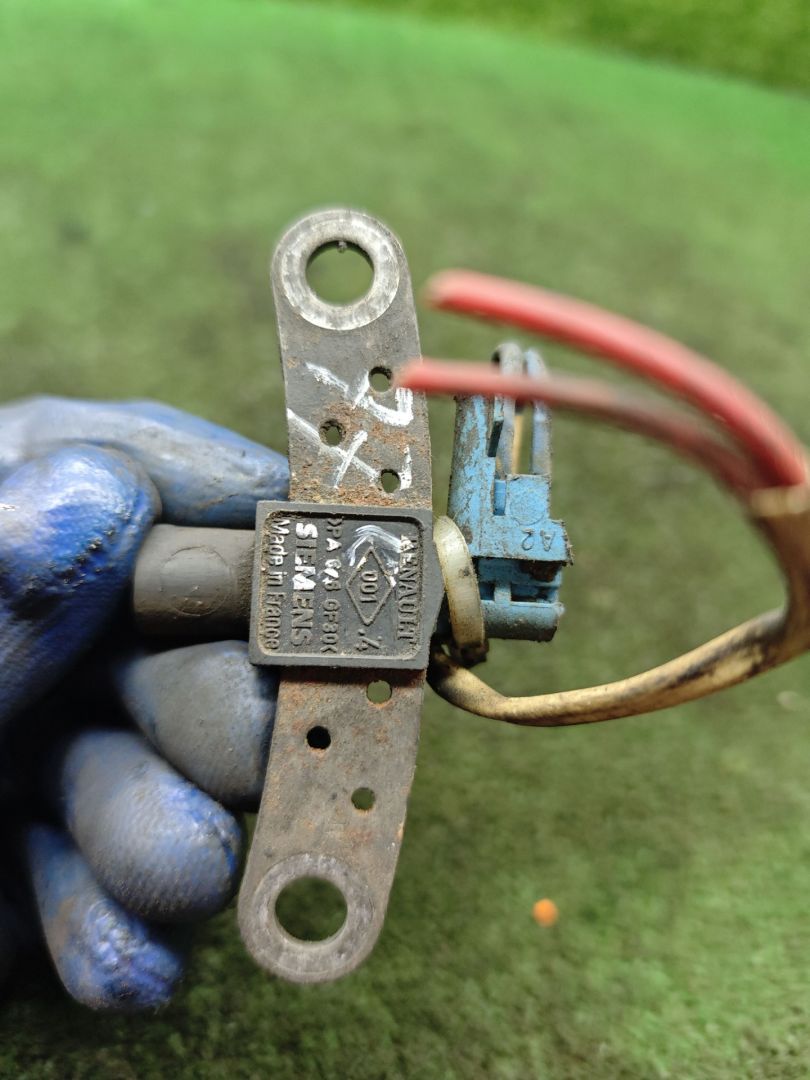 датчик коленвала Renault Logan 1 поколение 2006, 1.4 л., бензин, МКПП, седан - фото №1