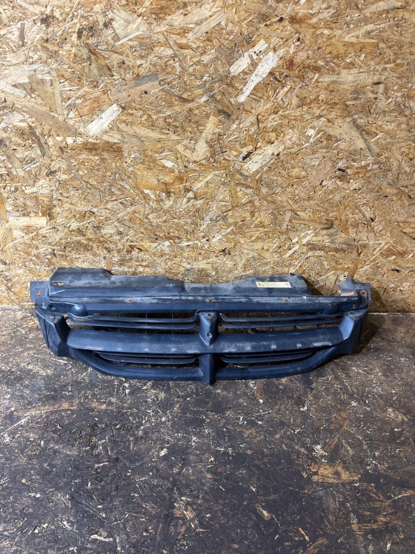 решетка радиатора Chrysler Voyager 3 поколение (1995 - 2001), 2.4 л., бензин, МКПП, минивэн, 04576955 - фото №1