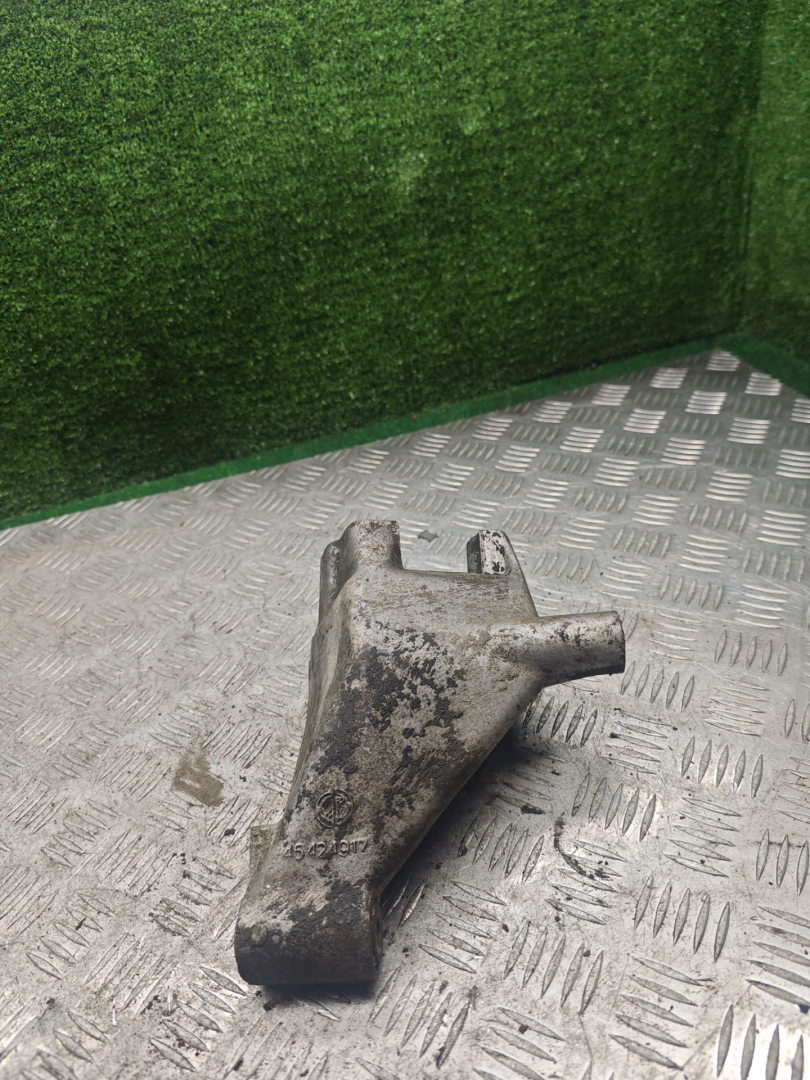 кронштейн (крепление) Fiat Bravo 1 поколение 2000, 1.4 л., бензин, МКПП, хетчбэк 3 дв., 46424917 - фото №1