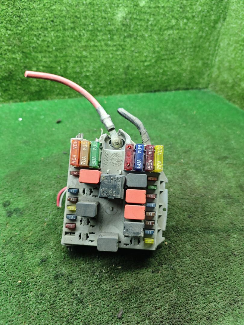 блок предохранителей Fiat Punto 2 поколение 2000, 1.2 л., бензин, МКПП, хетчбэк 5 дв. - фото №1