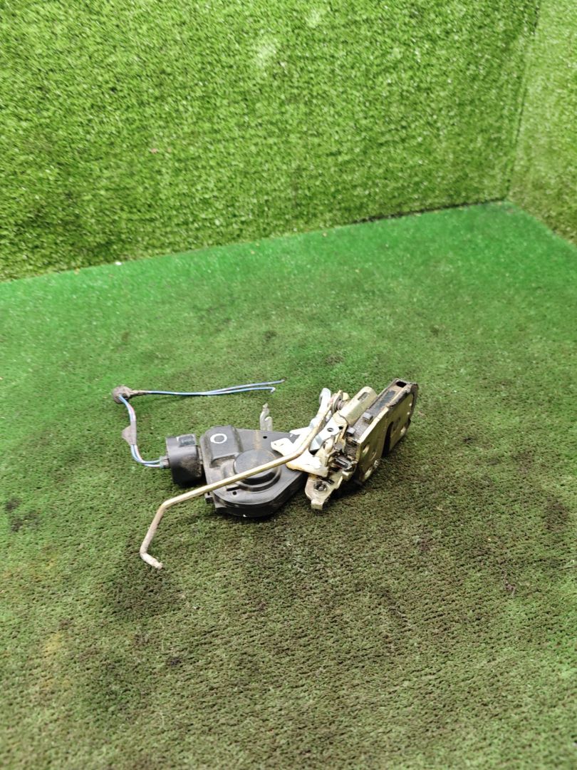 замок двери задней левой Toyota Picnic 1 поколение XM10 1999, 2.2 л., 3C-TE, дизель, МКПП, минивэн - фото №1