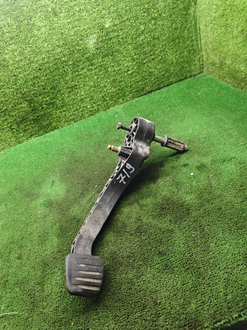 педаль сцепления Renault Logan 1 поколение 2008, 1.6 л., бензин, МКПП, универсал - фото №1