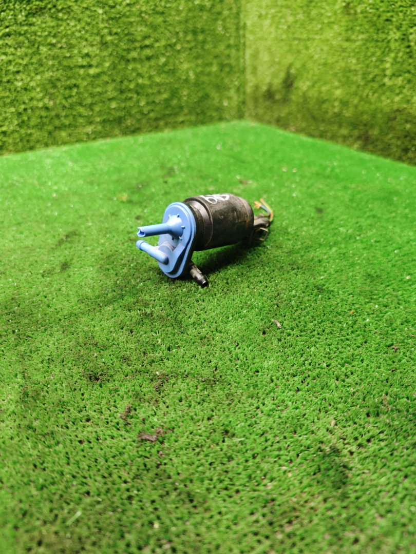 насос (моторчик) омывателя стекла Volkswagen Golf 3 поколение 1995, 1.3 л., бензин, МКПП, хетчбэк 3 дв. - фото №1