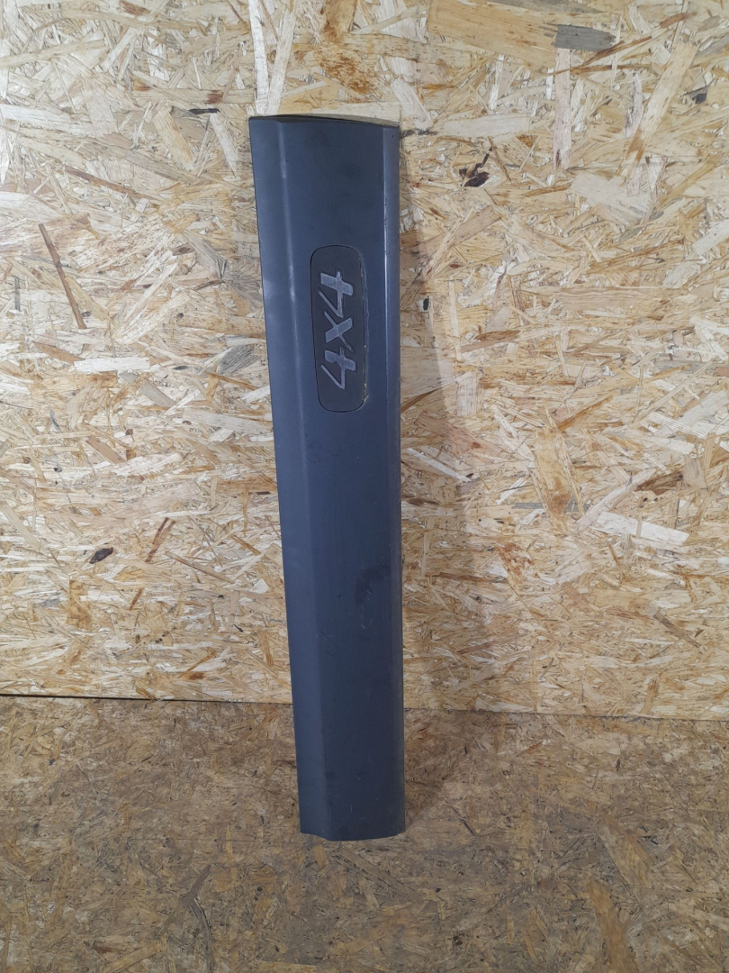 молдинг двери передней правой Chevrolet Niva 1 поколение 2008, 1.7 л., бензин, МКПП, внедорожник 5 дв. - фото №1