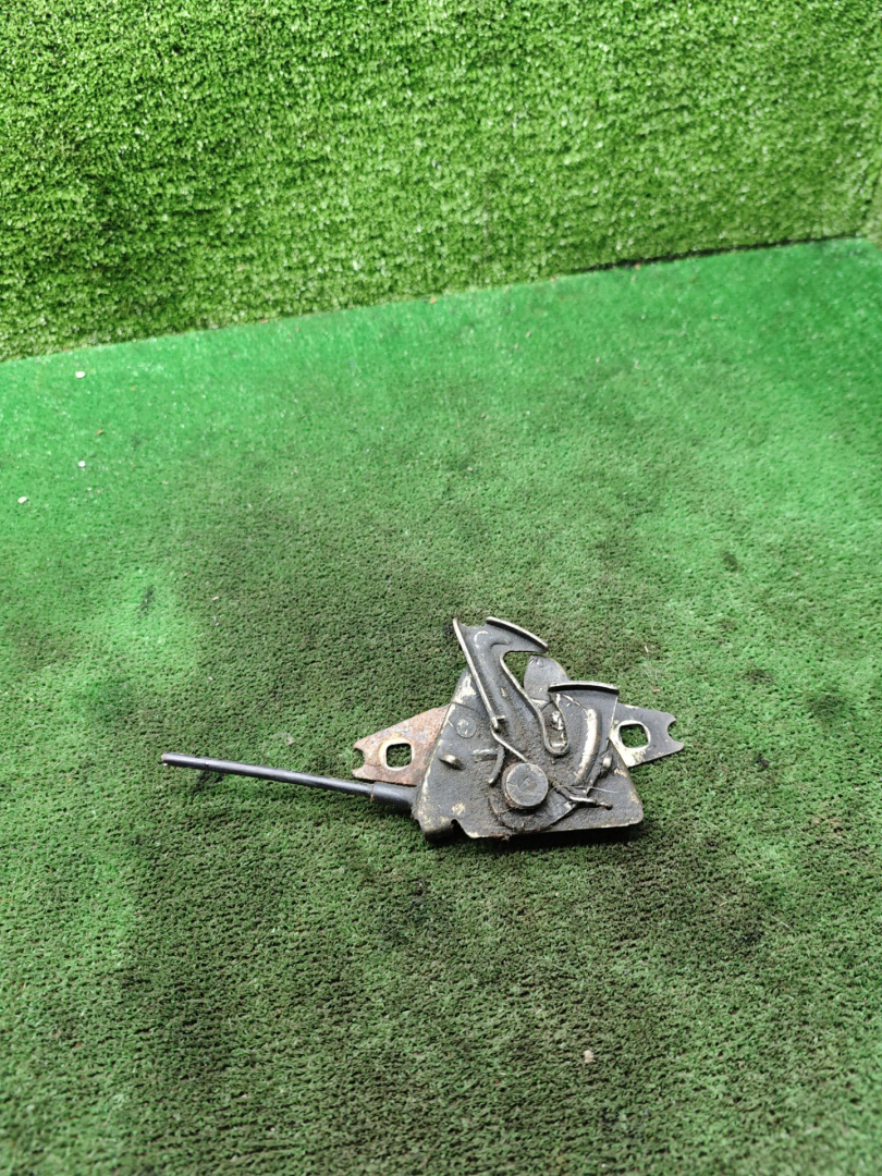 замок капота Volkswagen Passat B4 1995, 2.0 л., бензин, АКПП, седан - фото №1