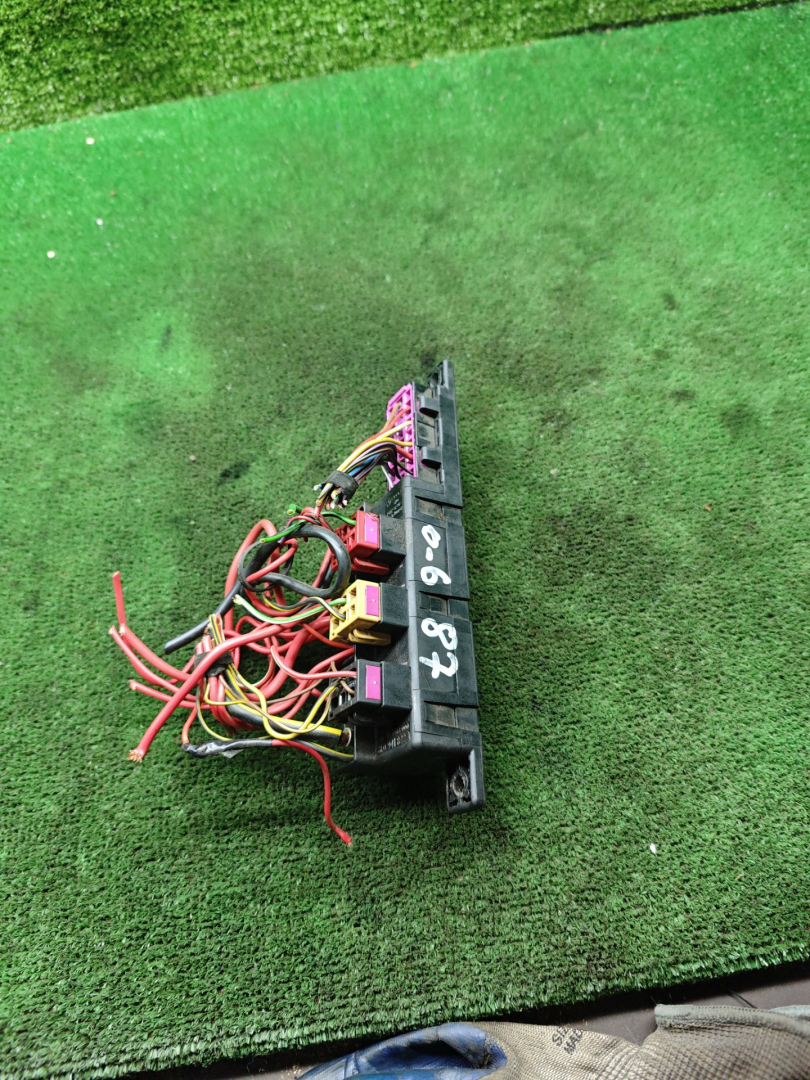 блок предохранителей Skoda Superb 1 поколение 2006, 2.8 л., бензин, АКПП, седан, 8LO941822A - фото №1