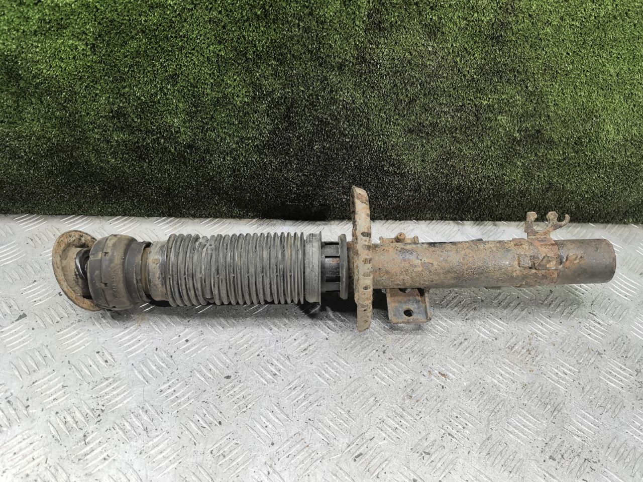 амортизатор передний правый Volkswagen Polo Sedan 1 поколение 2015, 1.6 л., МКПП, седан - фото №1