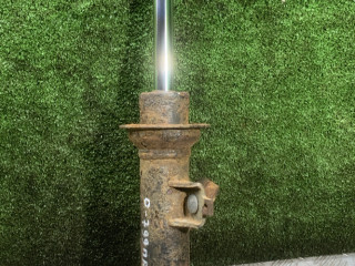 амортизатор передний правый Renault Laguna 1 поколение [рестайлинг] 1998, 1.8 л., бензин, МКПП, хетчбэк 5 дв.