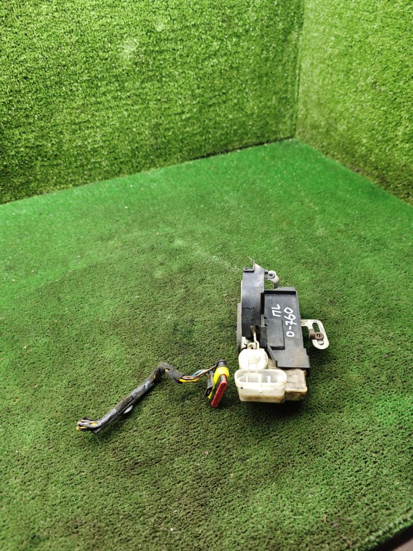 замок двери передней левой Fiat Punto 2 поколение 2000, 1.2 л., бензин, МКПП, хетчбэк 5 дв. - фото №1