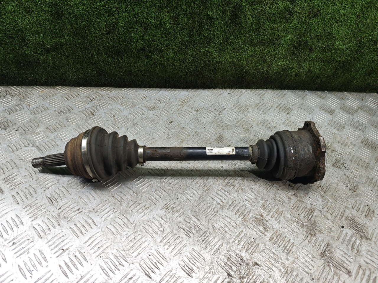 полуось передняя левая (приводной вал, ШРУС) Volkswagen Passat B4 1995, 2.0 л., бензин, АКПП, седан - фото №1