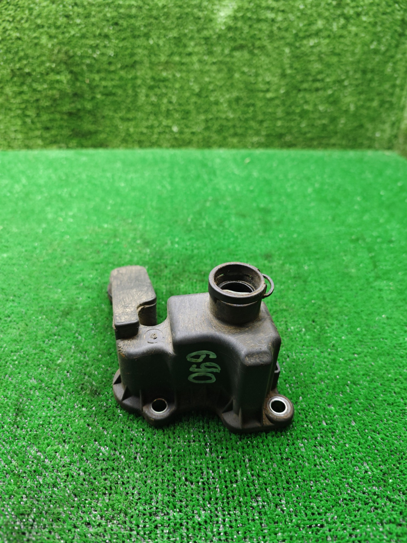 фланец (тройник) системы охлаждения Volkswagen Passat B3 1991, 1.8 л., бензин, МКПП, универсал, 048103772B - фото №1