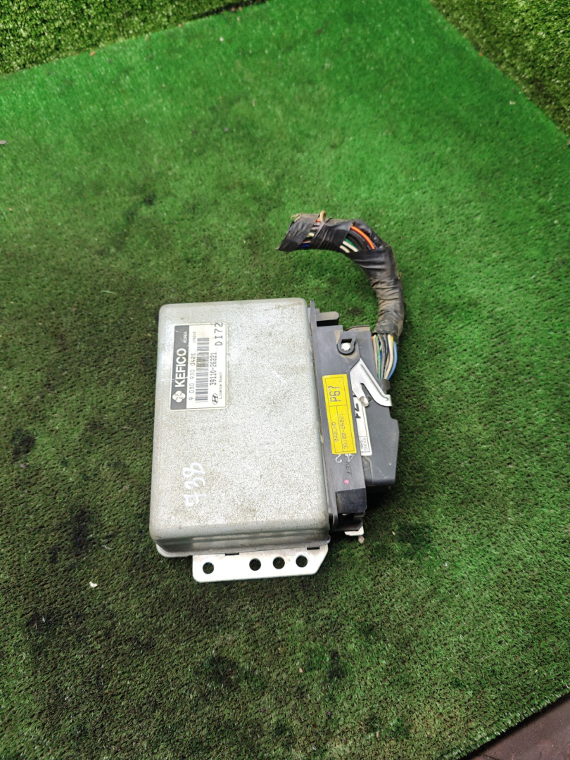 блок управления двигателем Hyundai Accent 1 поколение (X3) 1995, 1.5 л., бензин, МКПП, хетчбэк 3 дв., 9030930042E, 3911026221 - фото №1