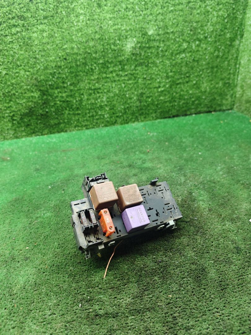 блок предохранителей Renault Megane 1 поколение 1997, 1.6 л., бензин, МКПП, хетчбэк 5 дв. - фото №1