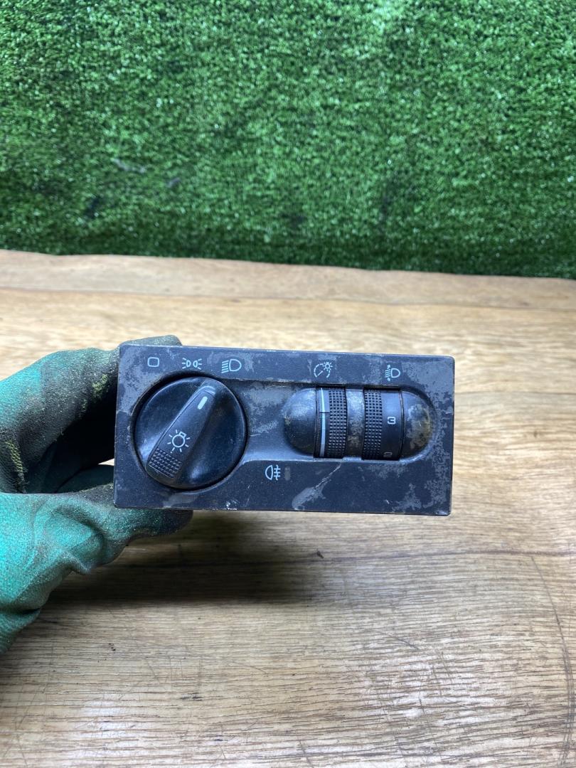 переключатель света Volkswagen Golf 3 поколение 1996, 1.6 л., бензин, МКПП, хетчбэк 5 дв. - фото №1