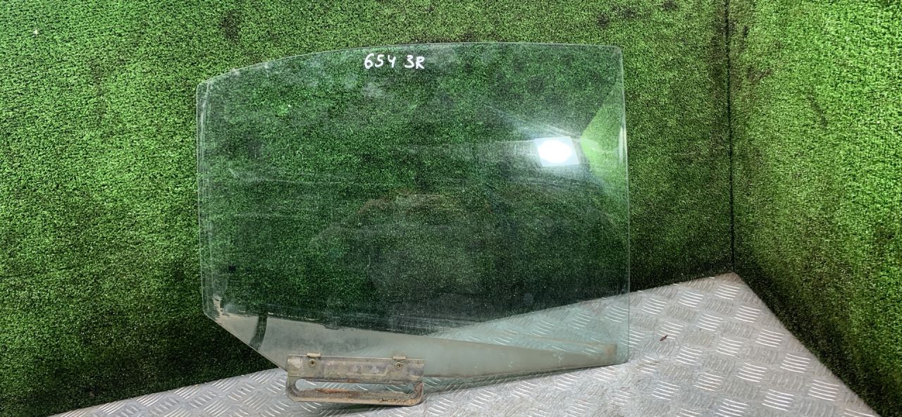стекло двери задней правой Kia Rio 1 поколение 2002, 1.3 л., A3E, бензин, МКПП, седан - фото №1