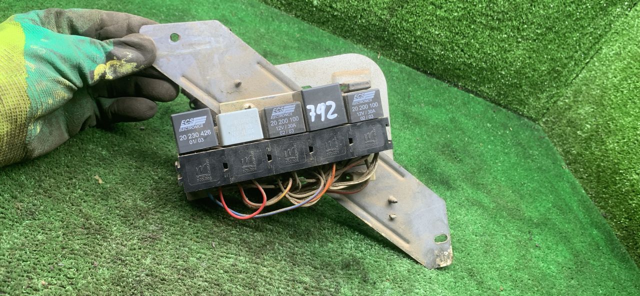 блок предохранителей Chrysler Voyager 4 поколение 2002, 2.4 л., бензин, МКПП, минивэн - фото №1