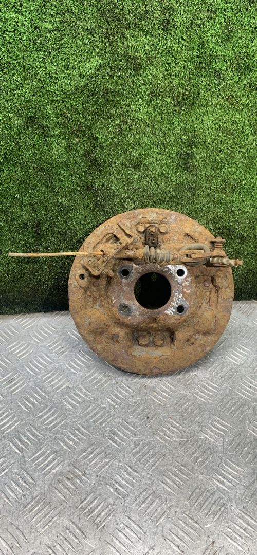 защитный кожух тормозного механизма Mazda 323 5 поколение 1998, 1.5 л., бензин, МКПП, хетчбэк 3 дв. - фото №1