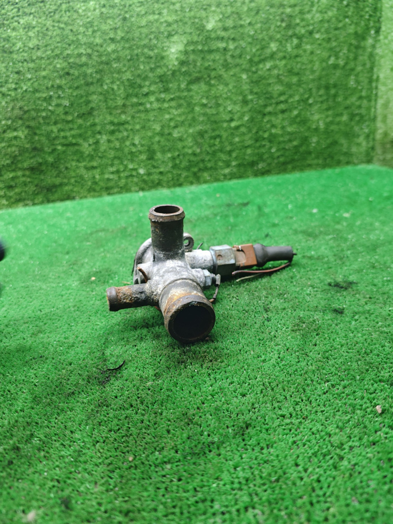 фланец (тройник) системы охлаждения Volkswagen Golf 2 поколение 1990, 1.3 л., бензин, МКПП, хетчбэк 5 дв. - фото №1