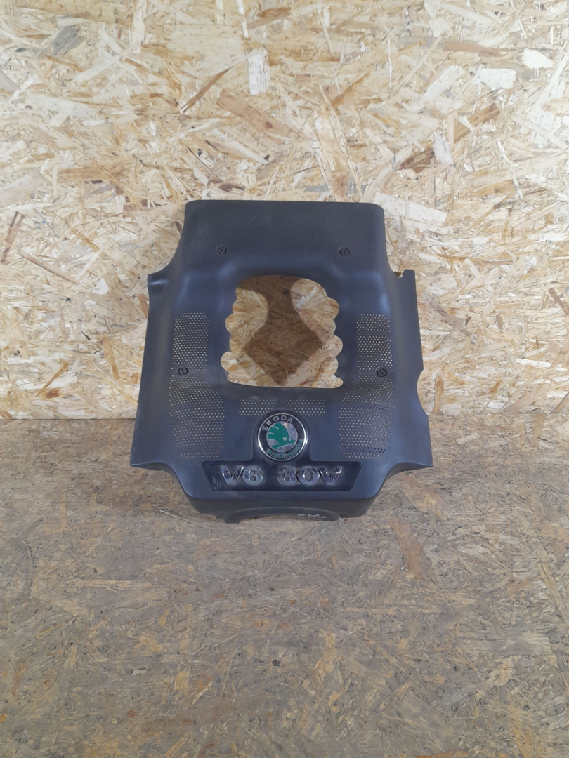 декоративная крышка двигателя Skoda Superb 1 поколение 2006, 2.8 л., бензин, АКПП, седан - фото №1