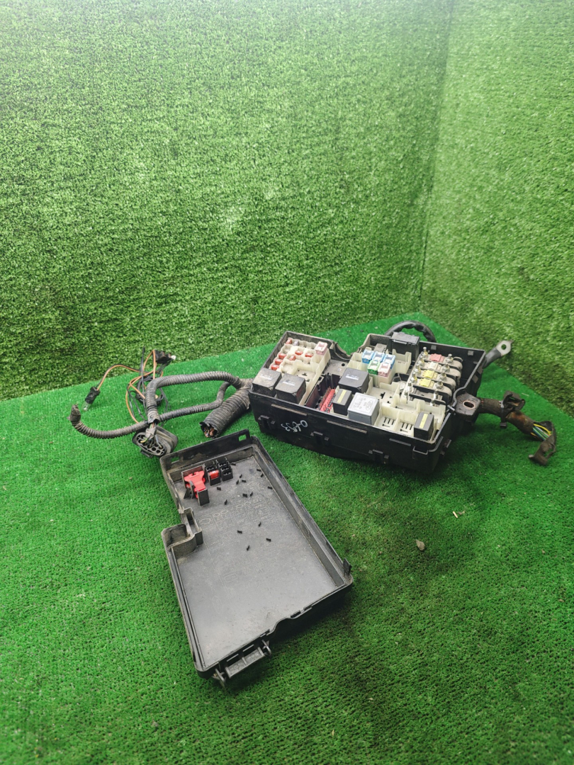 блок предохранителей Ford C-Max 1 поколение 2006, 2.0 л., бензин, МКПП, минивэн - фото №1