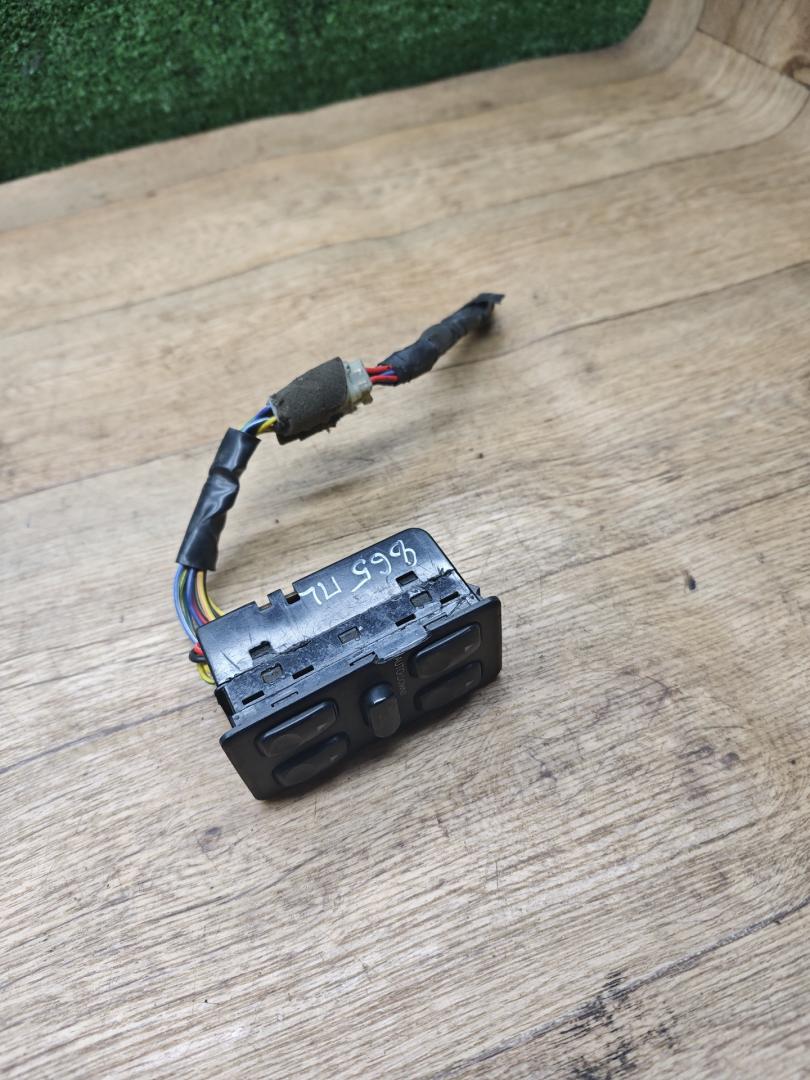 блок управления стеклоподъемниками Hyundai Galloper 2 поколение 1998, 2.5 л., дизель, МКПП, внедорожник 5 дв. - фото №1