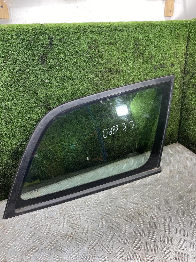 стекло кузовное боковое правое Toyota Avensis 1 поколение (T220) 1999, 2.0 л., 2C, дизель, МКПП, универсал - фото №1