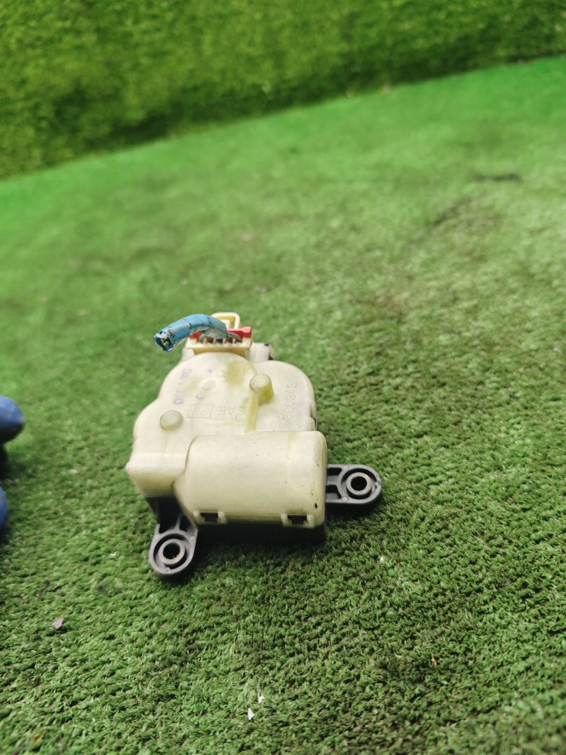 моторчик заслонки печки Chrysler Voyager 3 поколение 2000, 2.5 л., дизель, МКПП, минивэн - фото №1