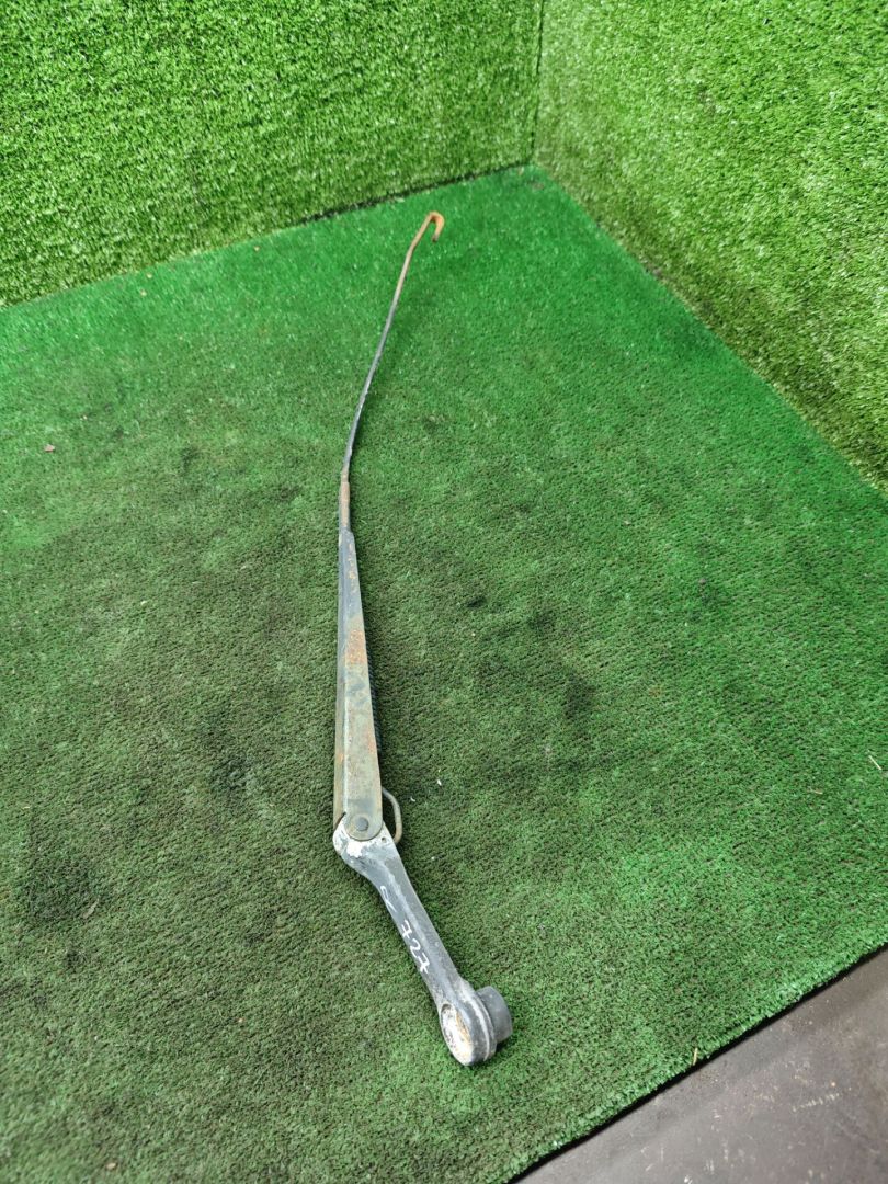 щеткодержатель (поводок стеклоочистителя, дворник) Mazda 323 5 поколение 1998, 1.5 л., бензин, МКПП, хетчбэк 3 дв. - фото №1