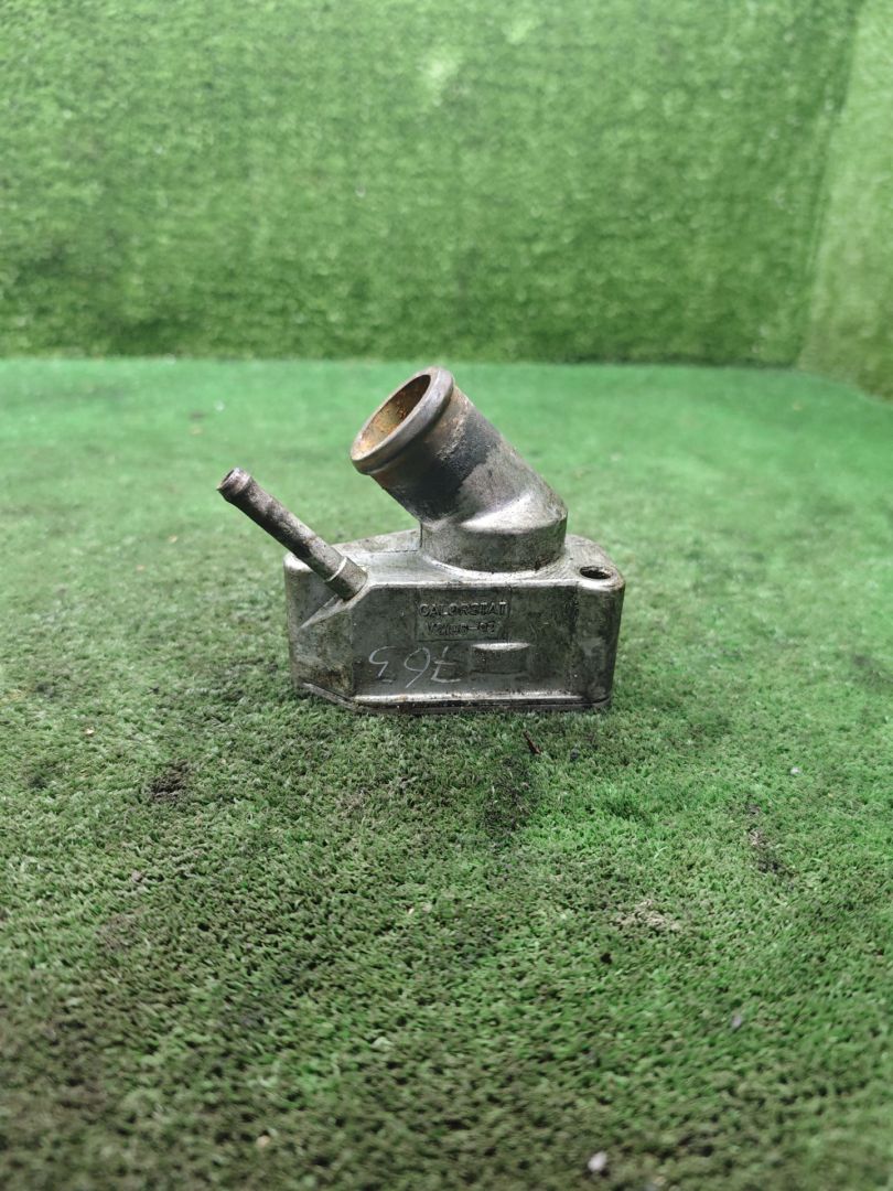 корпус термостата Opel Sintra 1 поколение 1998, 2.2 л., X 22 XE, бензин, МКПП, минивэн - фото №1