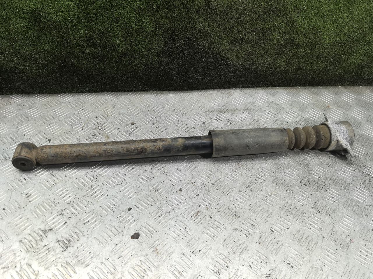 амортизатор задний левый Volkswagen Polo Sedan 1 поколение 2015, 1.6 л., МКПП, седан - фото №1