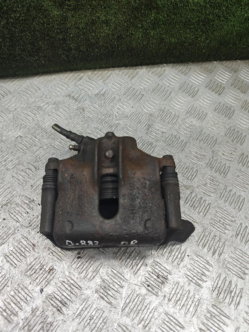 суппорт передний правый Renault Laguna 1 поколение 1997, 1.8 л., бензин, МКПП, хетчбэк 5 дв. - фото №1