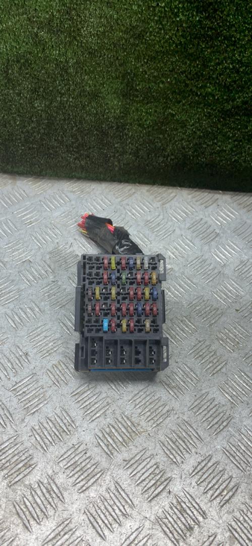 блок предохранителей Opel Sintra 1 поколение 1999, 2.2 л., бензин, МКПП, минивэн - фото №1