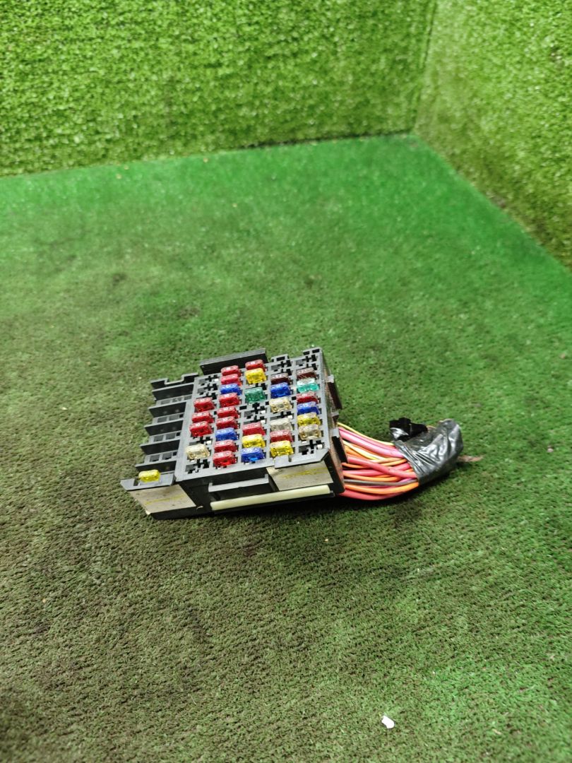 блок предохранителей Opel Sintra 1 поколение 1998, 2.2 л., X 22 XE, бензин, МКПП, минивэн - фото №1