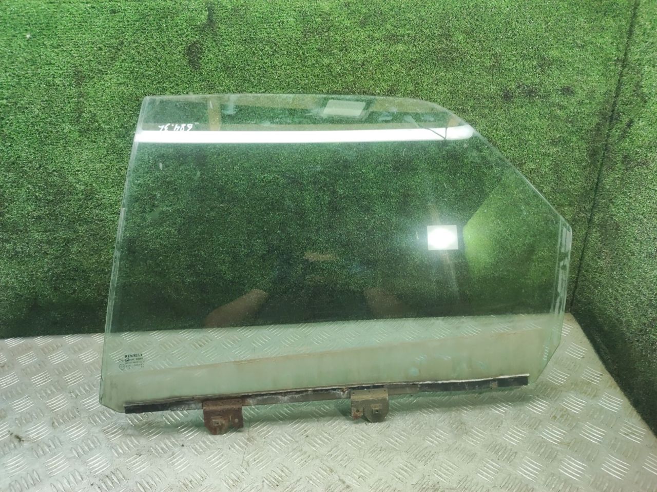 стекло двери задней левой Renault Laguna 1 поколение 1997, 1.8 л., F3P 670, бензин, МКПП, универсал - фото №1