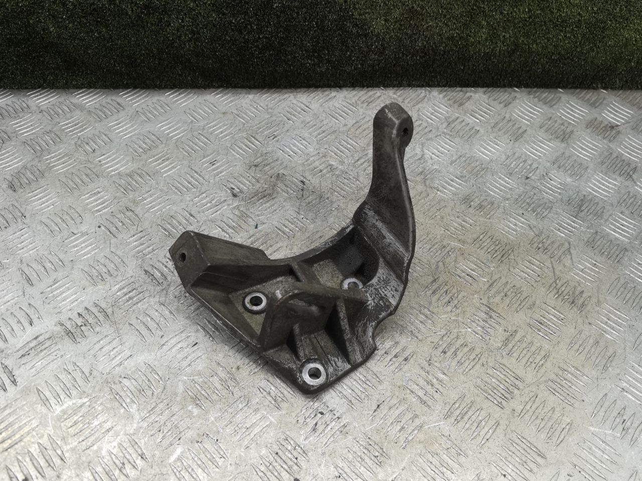 кронштейн гидроусилителя Chrysler Voyager 4 поколение 2002, 2.4 л., бензин, МКПП, минивэн, 4612520 - фото №1