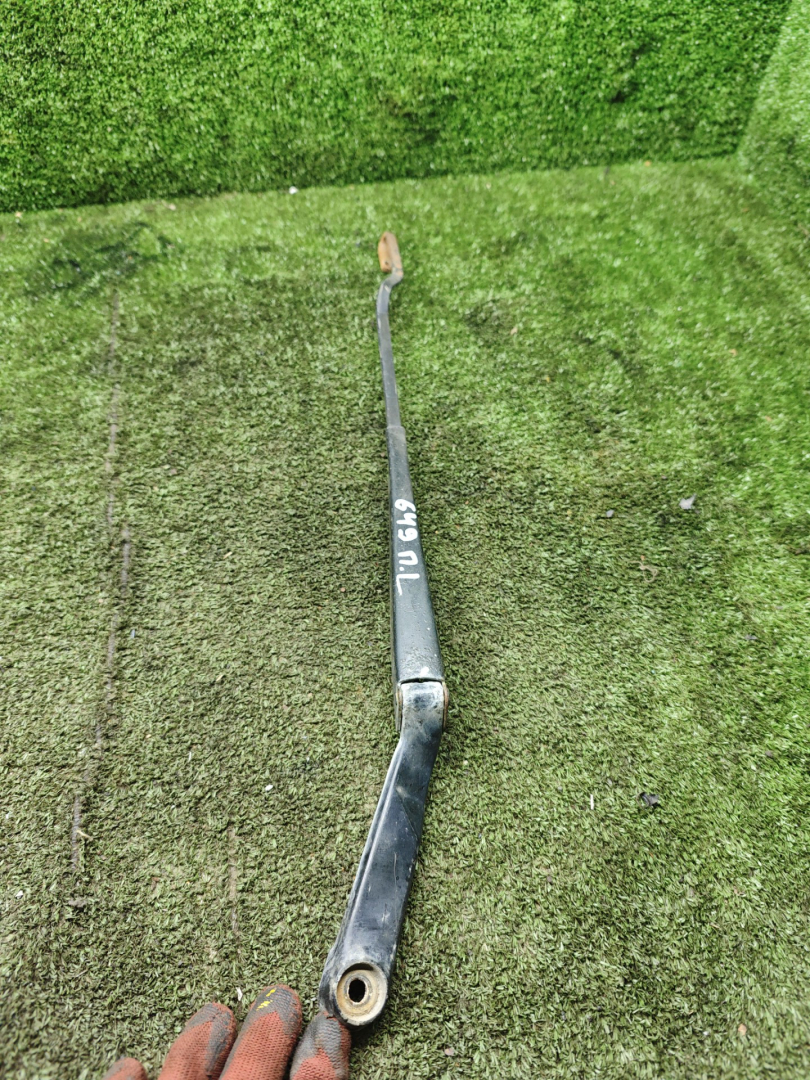 щеткодержатель (поводок стеклоочистителя, дворник) Volkswagen Golf 3 поколение 1996, 1.8 л., бензин, МКПП, хетчбэк 3 дв. - фото №1