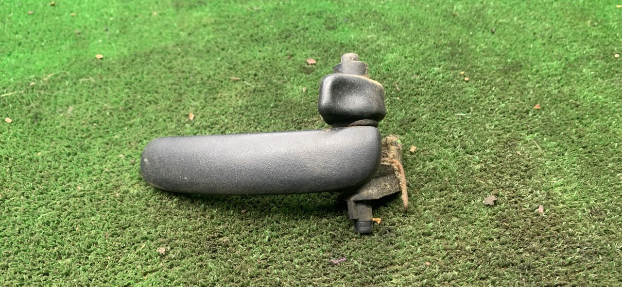 ручка внутренняя передняя правая Opel Sintra 1 поколение 1997, 2.2 л., X 22 XE, бензин, МКПП, минивэн - фото №1