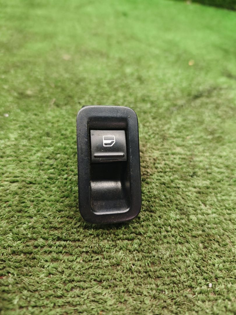 кнопка стеклоподъемника двери задней левой Volkswagen Polo Sedan 1 поколение 2015, 1.6 л., МКПП, седан, 6RU867255A - фото №1