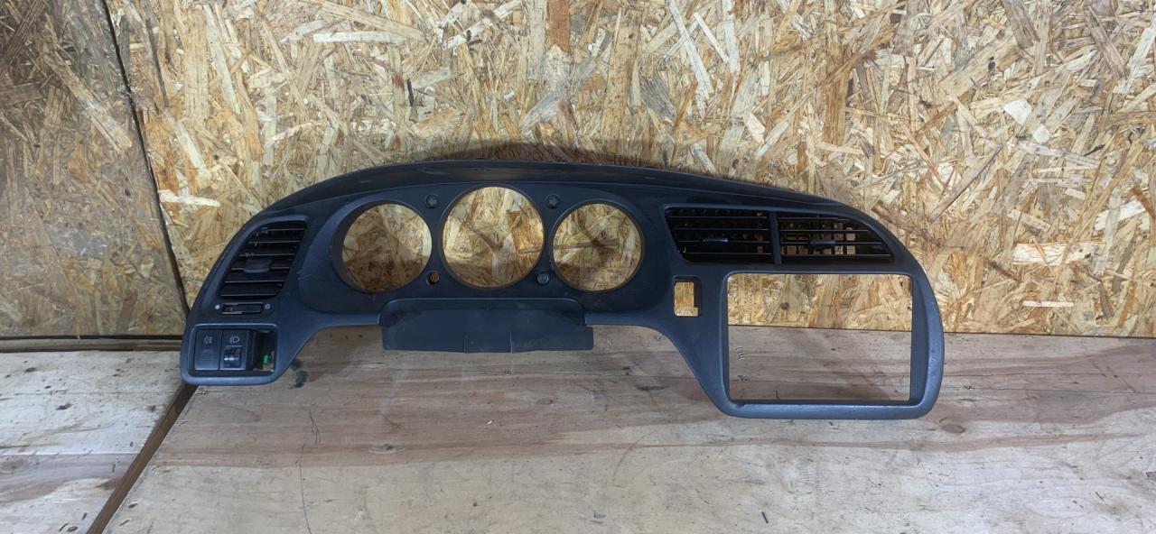 рамка панели приборов Honda Accord 6 поколение 1999, 1.6 л., бензин, МКПП, хетчбэк 5 дв. - фото №1