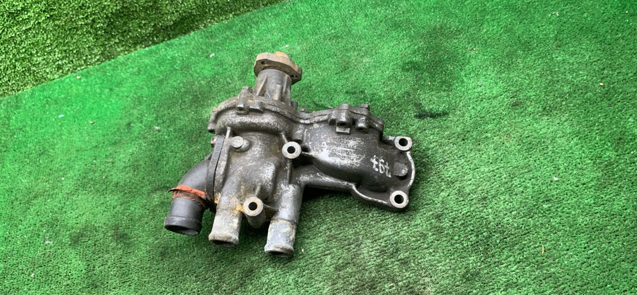 помпа Volkswagen Golf 2 поколение 1990, 1.6 л., дизель, МКПП, хетчбэк 3 дв., 056121013E - фото №1