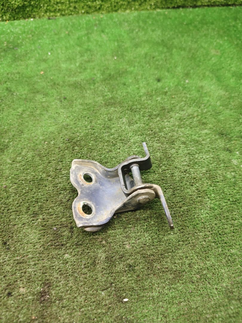 петля двери Toyota Picnic 1 поколение XM10 2000, 2.0 л., бензин, МКПП, минивэн - фото №1