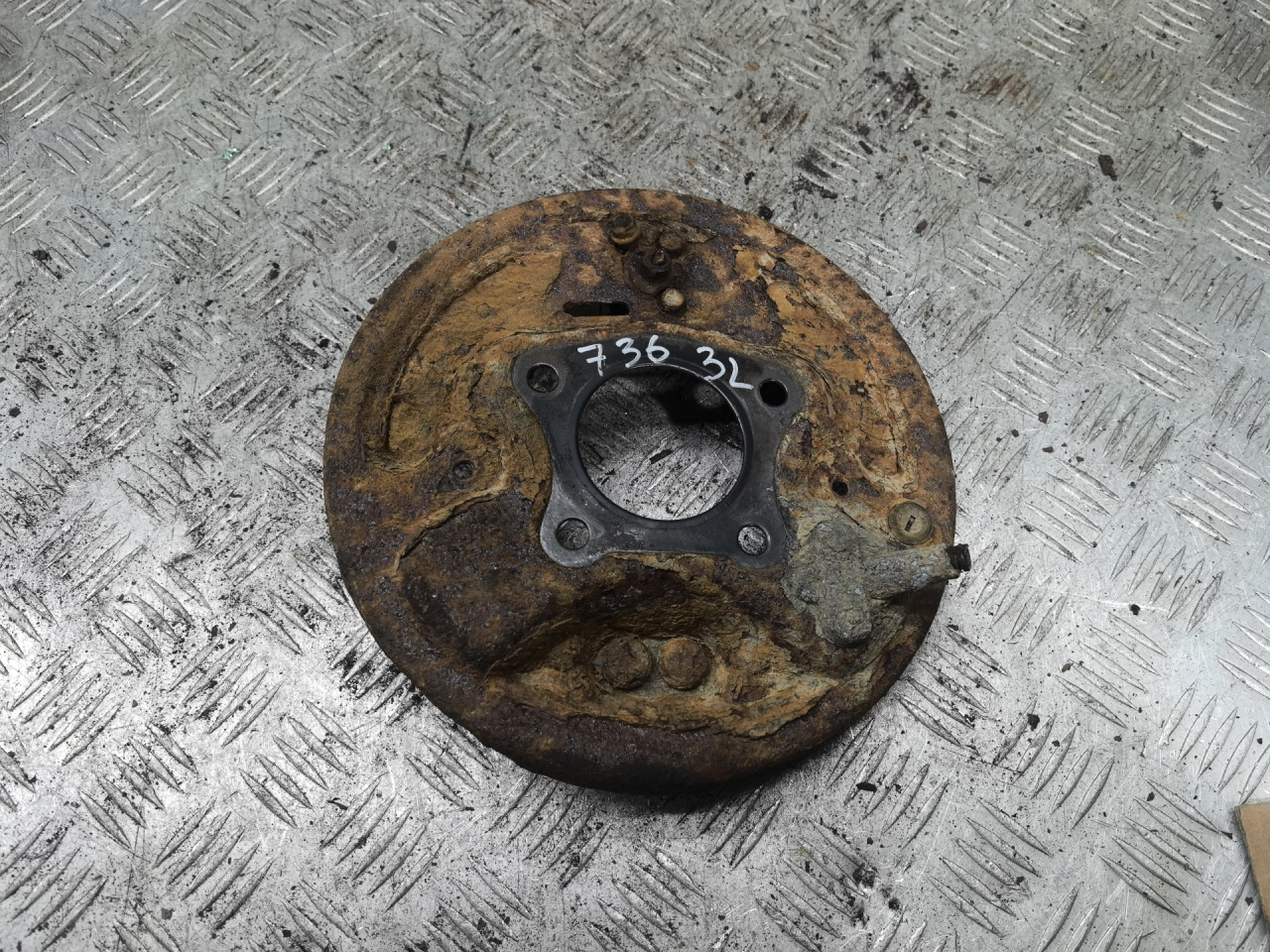 защитный кожух тормозного механизма Toyota Corolla 7 поколение (E100) 1995, 1.6 л., 4A-FE, бензин, МКПП, хетчбэк 3 дв. - фото №1