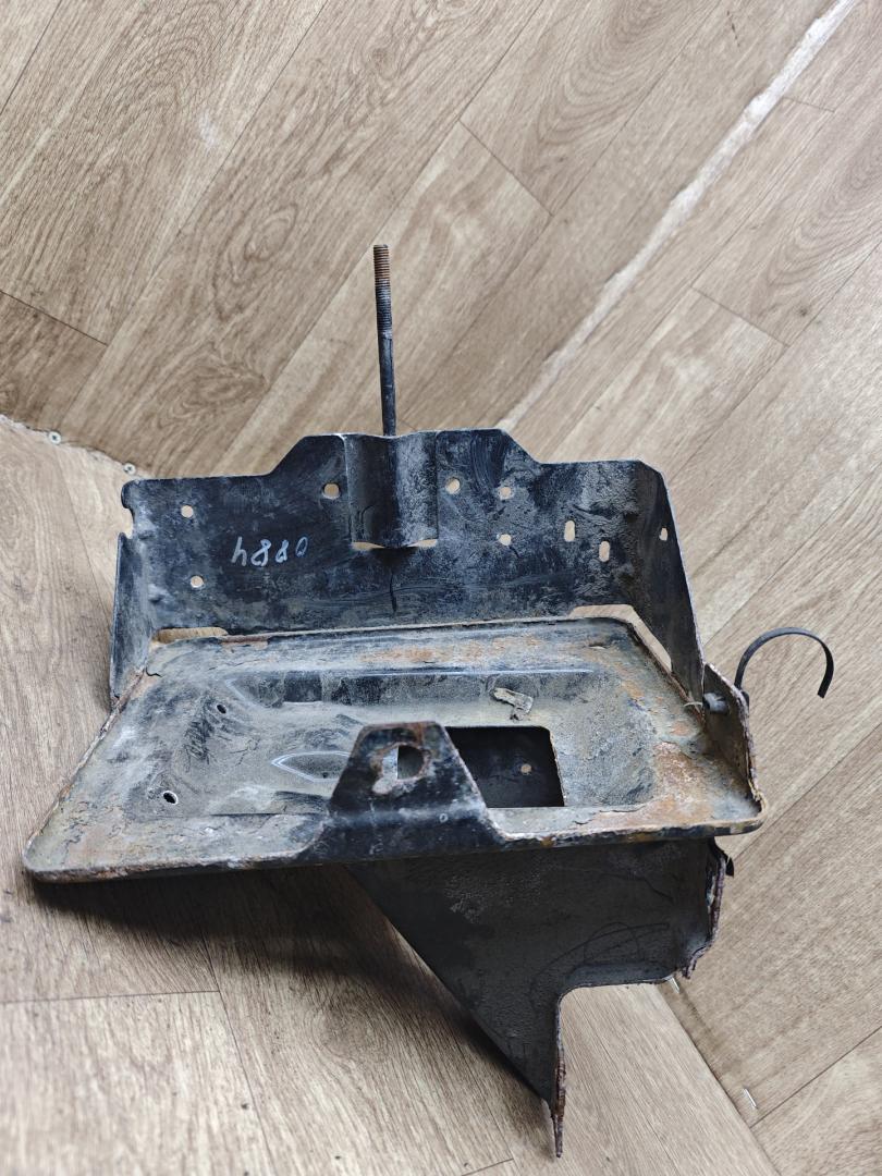 полка аккумулятора Lada Vesta 1 поколение 2020, 1.6 л., бензин, МКПП, хетчбэк 5 дв. - фото №1