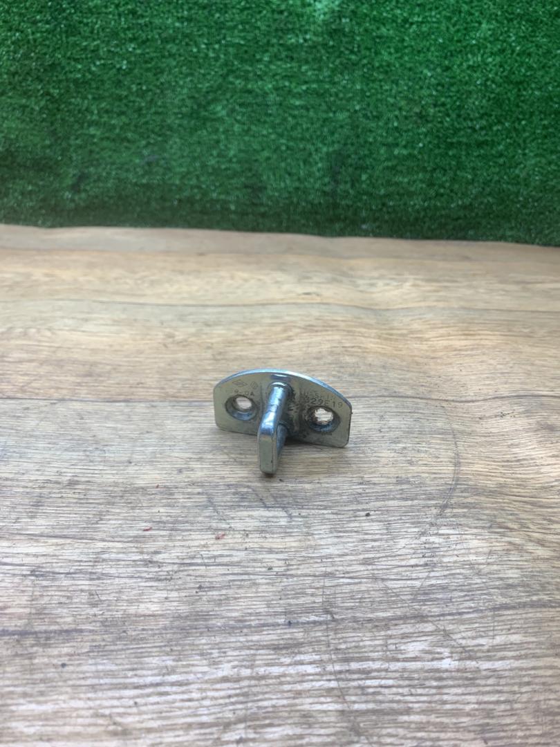 ответная часть (скоба) замка двери Lada Vesta 1 поколение 2020, 1.6 л., бензин, МКПП, седан - фото №1