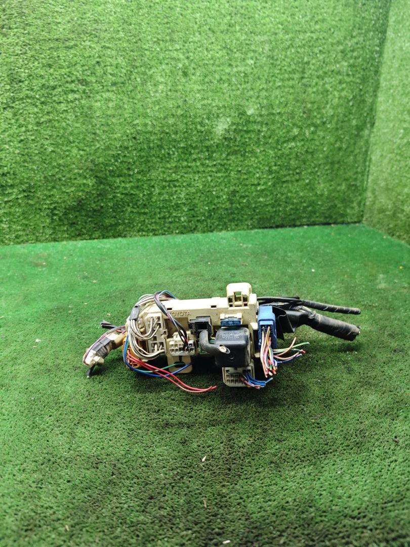 блок предохранителей Toyota Corolla 7 поколение (E100) 1995, 1.6 л., 4A-FE, бензин, МКПП, хетчбэк 3 дв. - фото №1