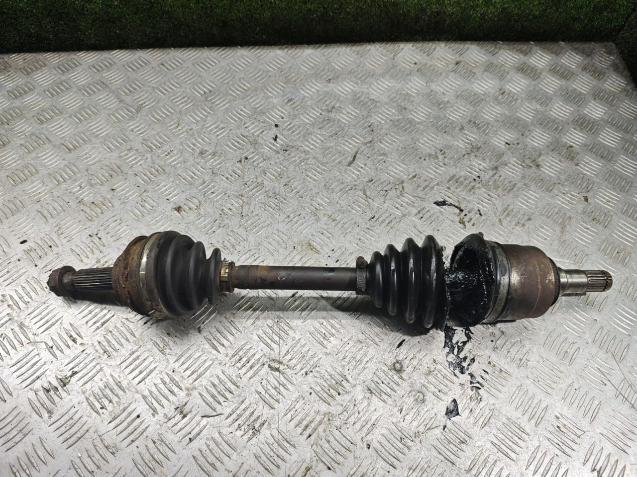 полуось передняя левая (приводной вал, ШРУС) Toyota Picnic 1 поколение XM10 2000, 2.2 л., дизель, МКПП, минивэн - фото №1