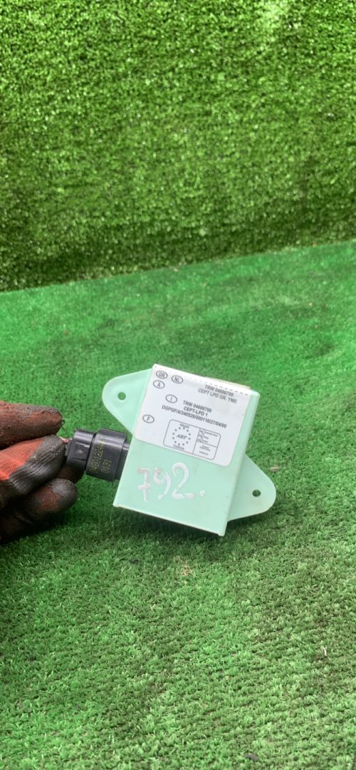 Иммобилайзер Chrysler Voyager 4 поколение 2002, 2.4 л., бензин, МКПП, минивэн, 04686798 - фото №1