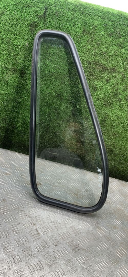 стекло двери передней левой Mercedes-Benz T1 207-210D W601 1990, 2.3 л., дизель, МКПП, микроавтобус - фото №1